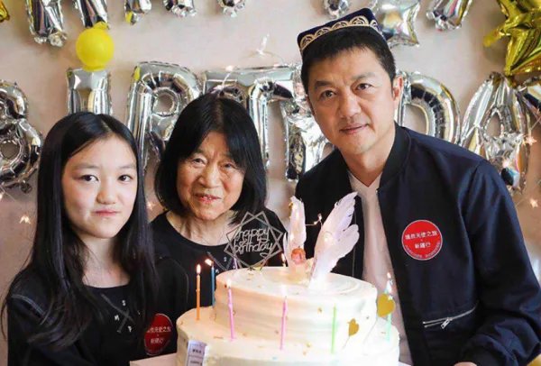 王菲女儿治疗兔唇花了几百万,嘴是治好了,但脸为何却越来越奇怪?