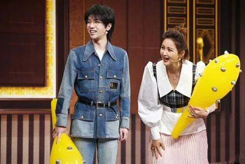 张歆艺跟华晨宇比瘦，为何两个人之间的关系会如此亲密？