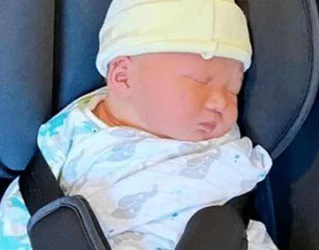 胡杏儿首次公开三胎儿子正面照，照片中的宝宝是何状态？