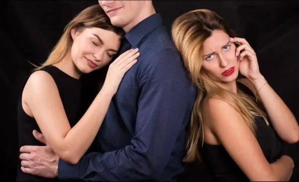 女人想要和你婚外有染会有什么表现呢？