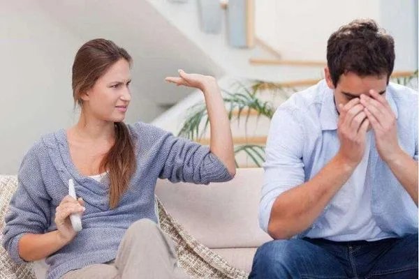 金饰被扔泳池女子要求放水找，管理方说先给6千块才行？