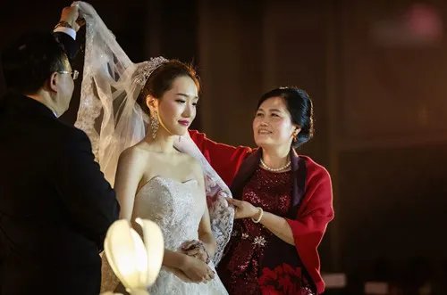 婚宴服装图片欣赏2017  新郎的母亲穿什么衣服