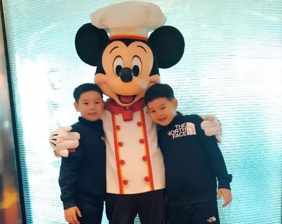 剧中是母子，现实却是夫妻，给双胞胎儿子取的名字很有意思，她是谁