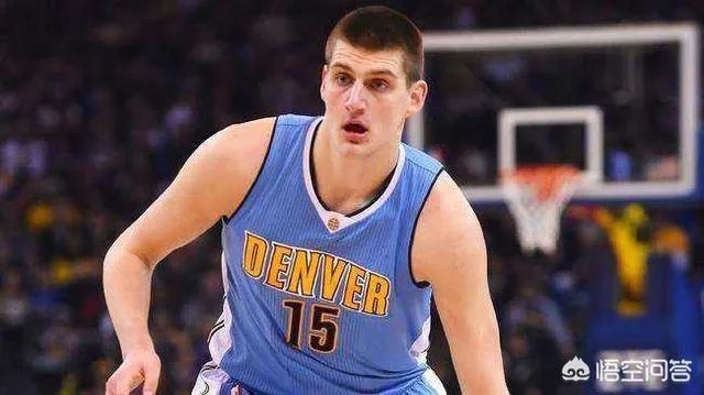 你觉得NBA掘金队普拉姆利适合打中锋吗？