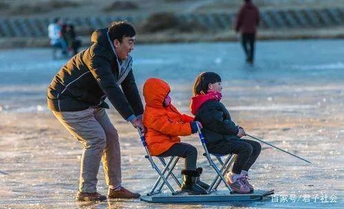 辽宁丹东三小伙坠入冰窟身亡，事故发生的原因是什么？