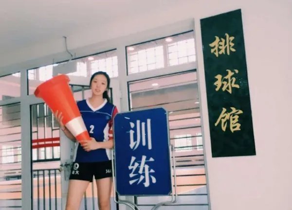 中国女排1米88女神，男友的身高2米，她是谁呢？