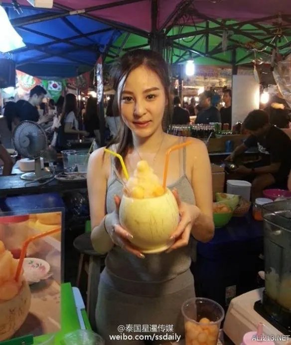 泰国“果汁西施”网络爆红 颜好身材棒才是卖水果利器
