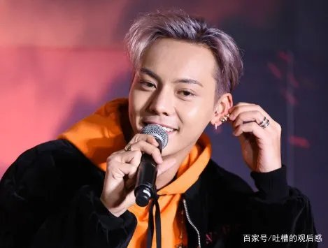 杨幂晒陈伟霆的绝美睡颜照，你觉得陈伟霆长得帅吗？