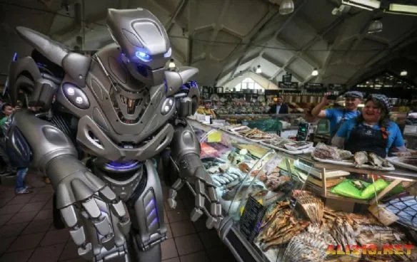机器人“泰坦”霸气亮相 菜市场与大妈们互动