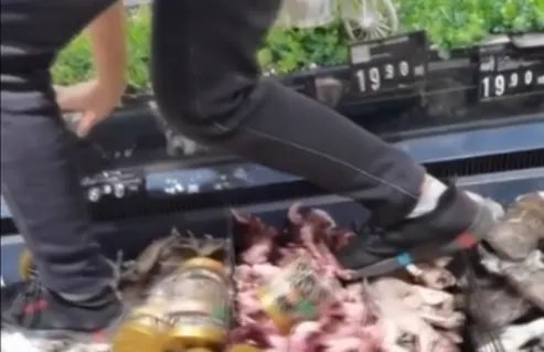永辉超市是如何回应工作人员脚踩冷冻鱼虾的？