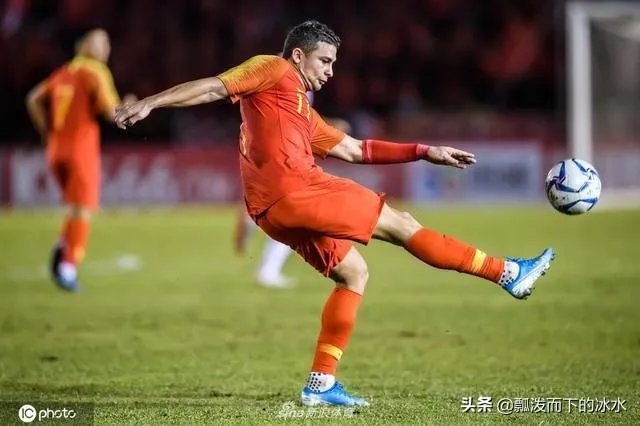 国足最新一期大名单出炉，锋线上有三名中锋，艾克森会再一次被安排到边路位置上吗？