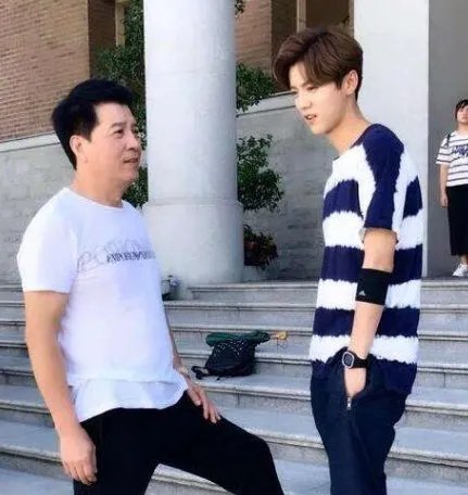 鹿晗的爸爸妈妈叫什么名字?