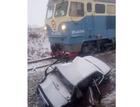 如何评价哈市火车轿车剐碰一事？