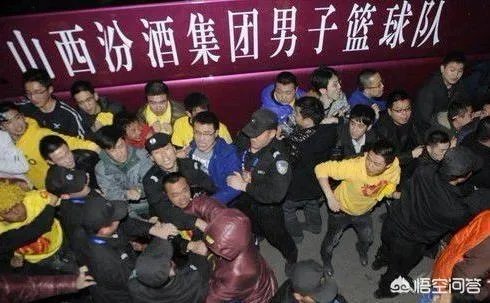 马布里当年在球员通道暴打山西队球迷被围堵大巴车，当时是怎么回事？