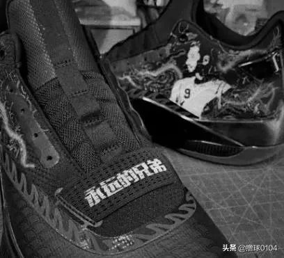 今晚的CBA，林书豪身穿印有自己和高以翔合影的球鞋出战，以此来缅怀好友，你怎么看？
