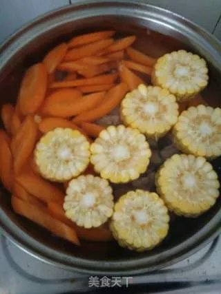 胡萝卜玉米排骨汤