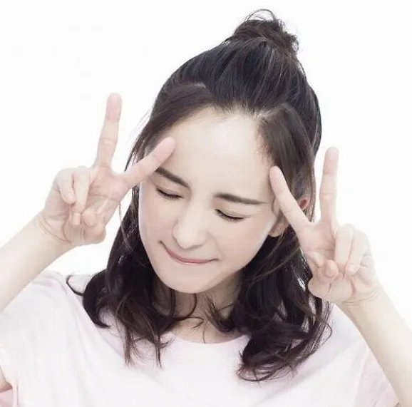 刘丹被问前儿媳杨幂新恋情，面露尴尬，却依然维护，你怎么看？