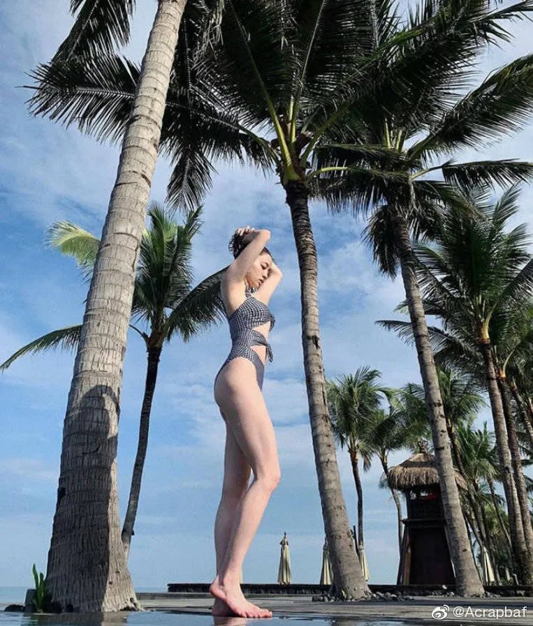 欧阳娜娜泳装写真，发育太好！