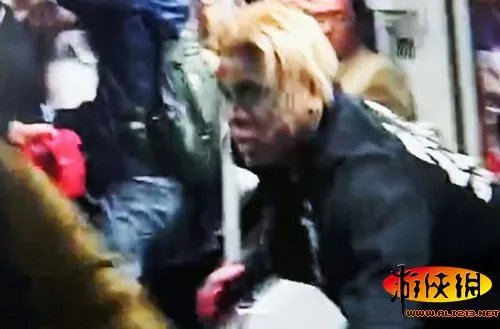 这里不是国外！ 上海一男子地铁上扮僵尸作死被拘