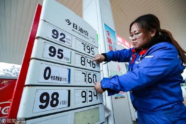 成品油价迎创纪录八连涨，影响成品油价格的因素有哪些？