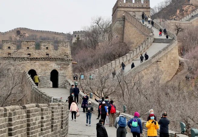 3名游客八达岭长城墙体上刻字，如果你看到这种行为，你该怎么做？