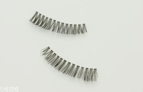 假睫毛是贴在上面还是下面?贴假睫毛的常见错误