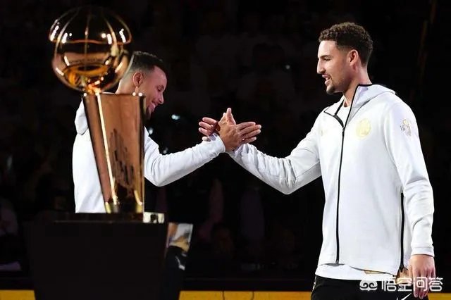 库里在总决赛第一场投压哨超远三分时，汤普森看上去比库里还紧张，怎么评价这种友谊？