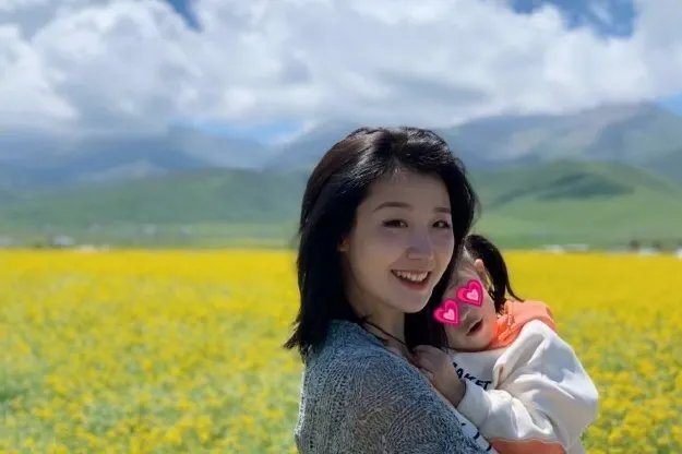 快乐星球莲蓉包当老师了，她为何不在演艺圈了呢？