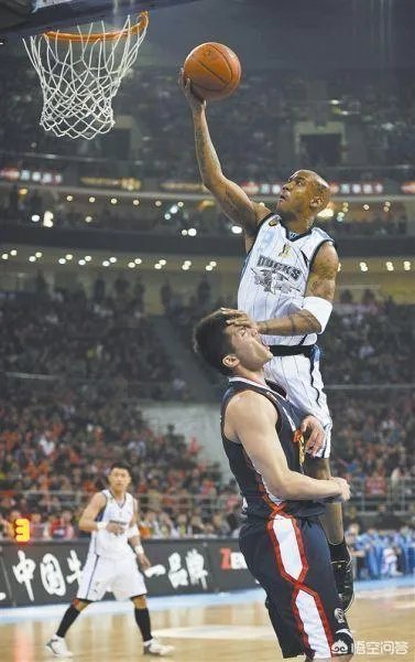 马布里当年在球员通道暴打山西队球迷被围堵大巴车，当时是怎么回事？