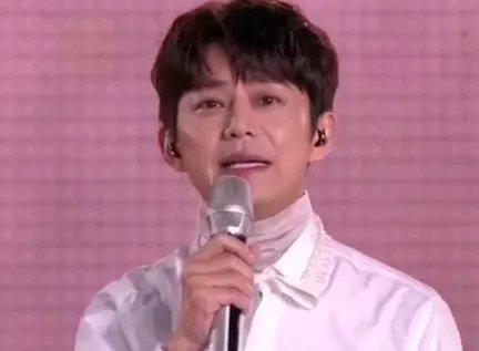 何炅跨年晚会上唱歌唱哭了，他为何如此激动？