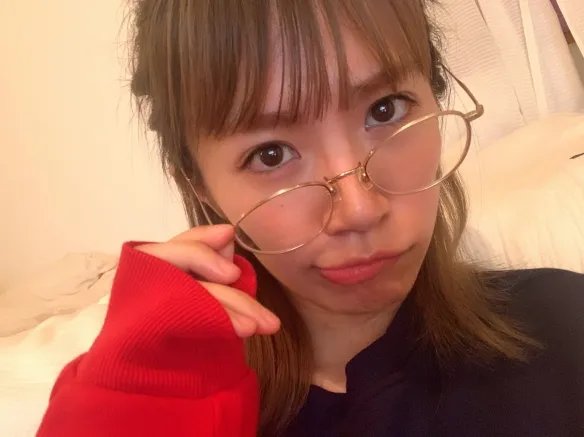 散发轻熟性感的魅力！号称日本“魔鬼上围”菜乃花！