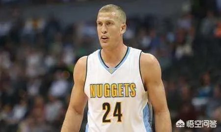 你觉得NBA掘金队普拉姆利适合打中锋吗？