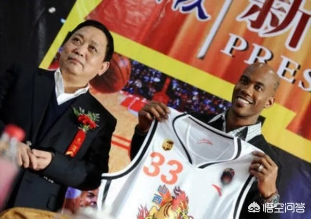 马布里当年在球员通道暴打山西队球迷被围堵大巴车，当时是怎么回事？