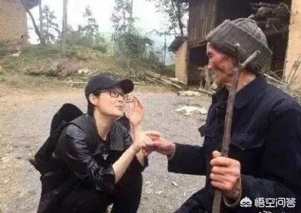 袁立做慈善微博晒图，被骂到处张扬吸眼球，做慈善就应该低调吗？