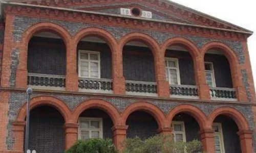 美国领事馆在中国有多少个？