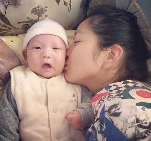 何洁晒儿子萌照：是不是亲生 羡慕七宝吃不胖体质