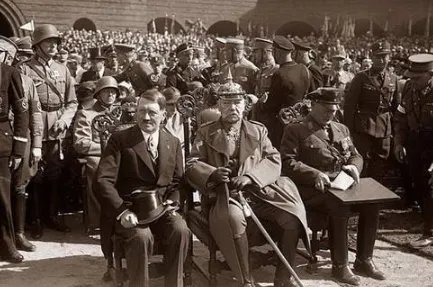 让希特勒都害怕的人是谁？希特勒为什么不敢直视兴登堡？