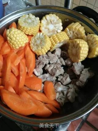 胡萝卜玉米排骨汤