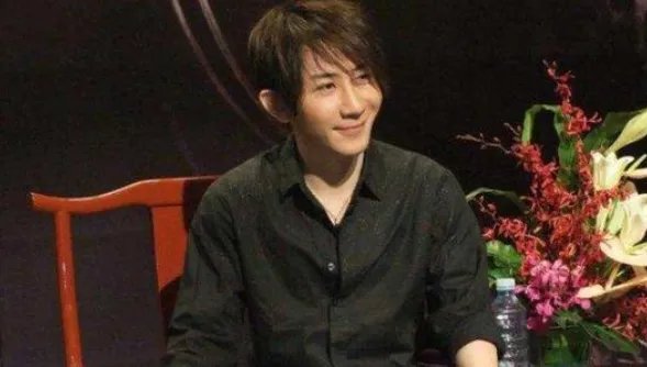 2013年王力宏冲到春晚后台，怒甩刘谦耳光，当年到底发生了什么？