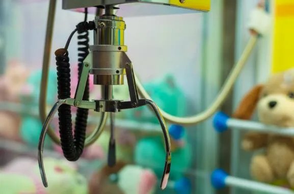 四川一娃娃机里现真娃娃是怎么回事 网友：让人哭笑不得