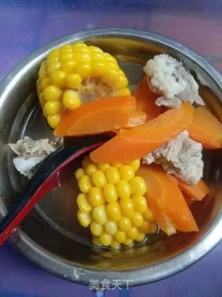 胡萝卜玉米排骨汤