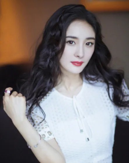 刘丹被问前儿媳杨幂新恋情，面露尴尬，却依然维护，你怎么看？