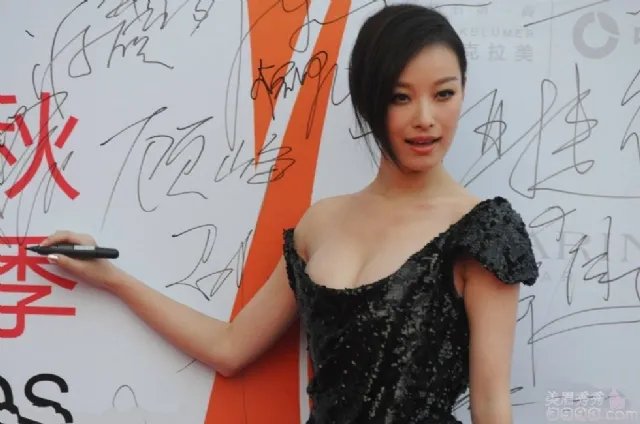 倪妮你就认了吧！大尺度爆乳自慰照已走红网络