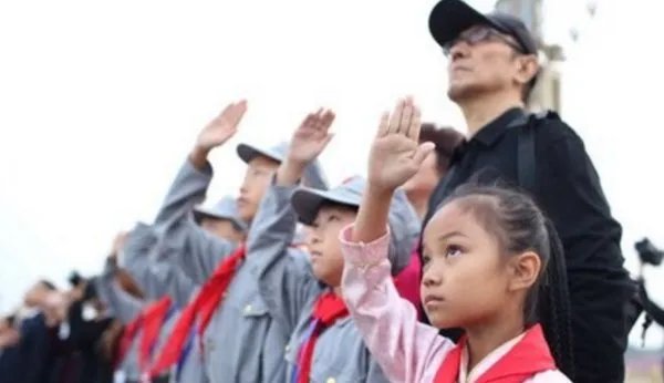 小学生为什么站雨中敬礼?