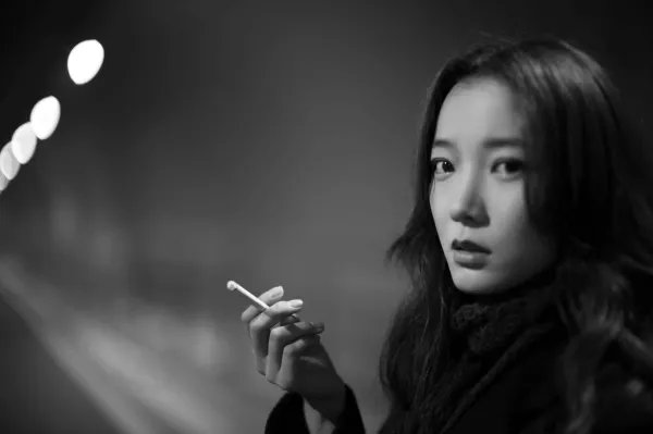 没注意还是没素质？郭京飞王珞丹为何要坐雕像踩石碑？