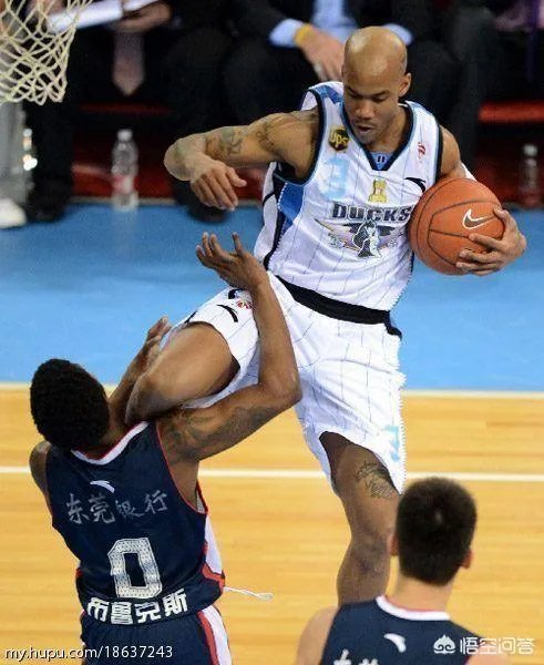 马布里当年在球员通道暴打山西队球迷被围堵大巴车，当时是怎么回事？