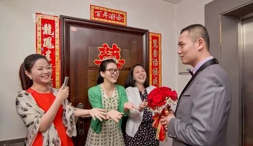 新婚堵门问题大全2017  伴娘堵门第一句说什么