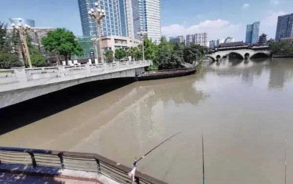 的哥凌晨跳河救人被冲走，你认为活着的几率大吗？