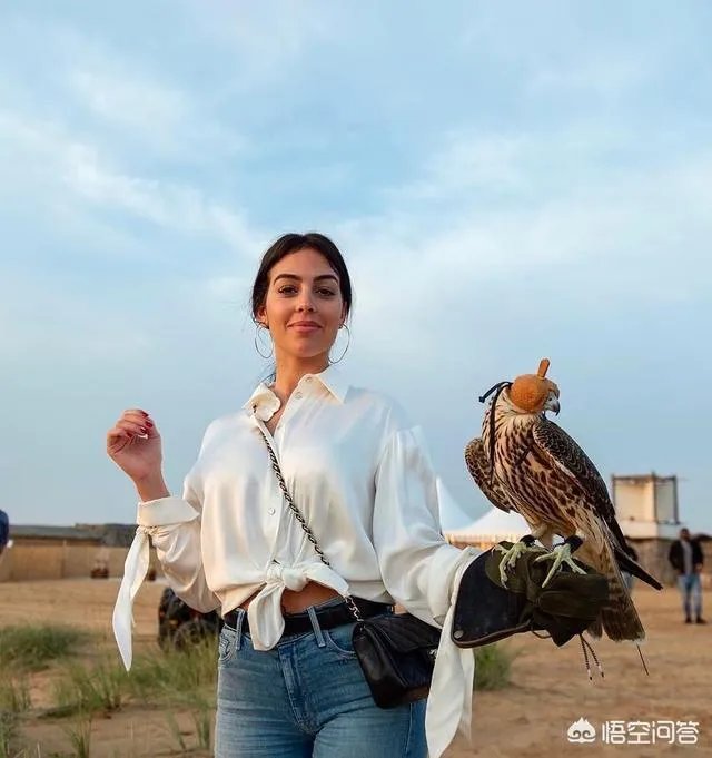 C罗女友乔治娜晒独自游玩美照，刚29分钟点赞数就超过了18万，你怎么看？