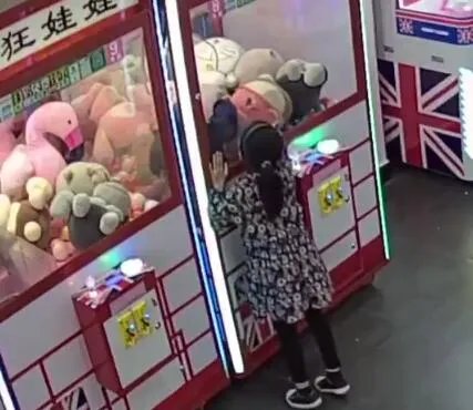 四川一娃娃机里现真娃娃是怎么回事 网友：让人哭笑不得